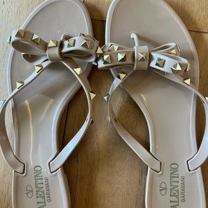 Valentino Garavani Rockstud Rubber Jelly Flip Flops in Size 40 Poudre color